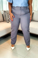 Calça Corte Reto Botão Duplo Plus Size Pietra Cinza