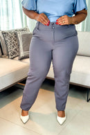 Calça Corte Reto Botão Duplo Plus Size Pietra Cinza